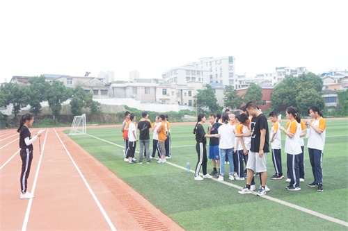 图为学生进行素质拓展活动.JPG
