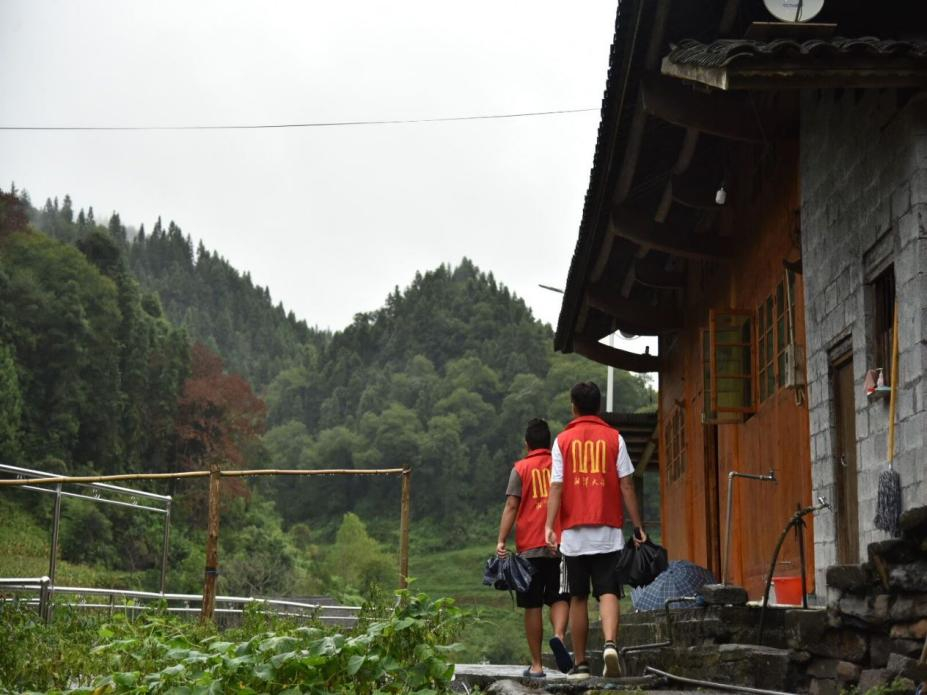图为实践队员正在前往尖岩村村民家中调研.png