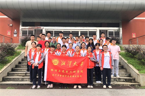 图为杨澜书记、学生家长、支教团及学生合影.jpg